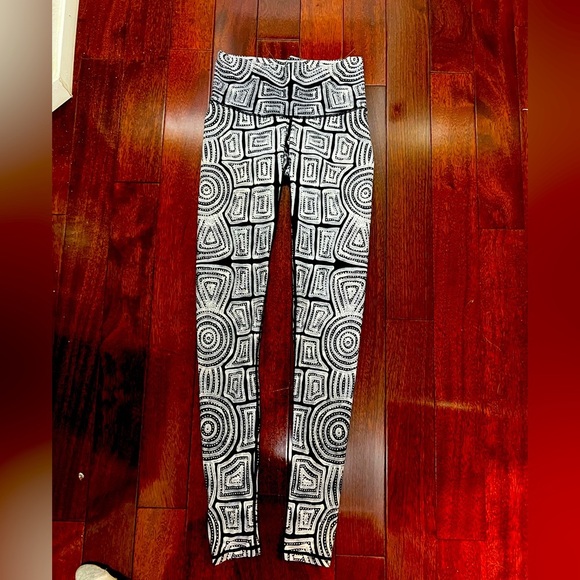 Niyama Sol Geometric Patterned Black and White Leggings - Picture 1 of 4